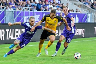 Früher Doppelschlag: Erzgebirge Aue schlägt Dynamo und stürmt an die Tabellenspitze - Ein Symbolbild des Abends: Die Veilchen, hier mit Marvin Stefaniak (links) und Kilian Jaob (rechts), waren bissiger und gewannen letztlich aufgrund ihres