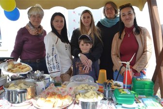 „Früher habe ich Baustellen geleitet, jetzt soll ich Steine schleppen“: Ukrainer in Oederan und die schwierige Arbeitssuche - Zum Tag der erneuerbaren Energien in Oederan boten Ukrainerinnen und Helfer aus der Kirchgemeinde Spezialitäten an. Von links: Ulrike Ohm, Tetjana Petrenko, Maryka Diachenko, Benjamin Meusel, Cornelia Roßner und Olena Kvasha.
