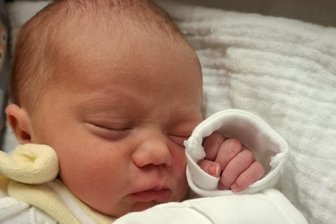 Früher Start ins Leben: Familie von Lena aus Hainichen erzählt – Klinikum in Mittweida lädt ein - Die kleine Lena kam im Krankenhaus Mittweida fast einen Monat vor Geburtstermin zur Welt.