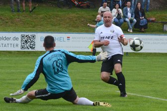„Früher war es Rivalität, heute ist es mehr eine gute Kameradschaft“: Göltzschtal-Derby vereint 450 Begeisterte - Rodewischs Torschütze Rigo Pehlke hätte kurz vor Ende das Spiel entscheiden können. Er zielte nur knapp am Tor vorbei. Daniel Fröhlich im VfB-Gehäuse verkürzte den Winkel.
