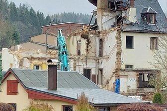 Frühere Bäckerei verschwindet - Abriss ehemalige Bäckerei Wild in Zwota.
