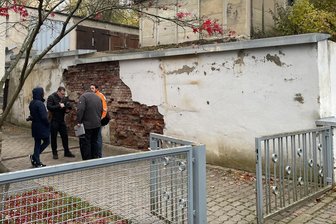 Frühere Bauhaus-Synagoge in Plauen: Mauerrest gesichert, jetzt steht die Sanierung an - Die historische Synagogenmauer an der Senefelderstraße ist gerettet worden.