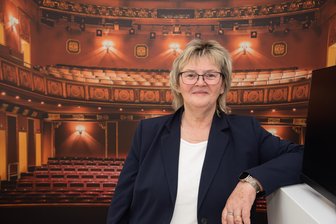 Frühere Behördenchefin aus dem Vogtland geht trotz Rente weiter arbeiten: Das ist ihr Job - Martina Kober, ehemalige Geschäftsführerin des Jobcenters Vogtland, arbeitet jetzt in der Touristinfo in Bad Elster.