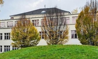 Frühere Berufsschule prägt Neustraße in Plauen - Das abgebildete Gebäude ist Teil der früheren Gewerbeschule und steht an der Neustraße. 