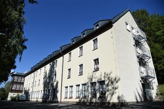 Frühere Forstschule in Morgenröthe als Erstaufnahmeeinrichtung für Flüchtlinge? - Die einstige Forstschule in Morgenröthe. Nach dem Umzug der Einrichtung nach Bad Reiboldsgrün vor wenigen Tagen steht das Gebäude jetzt leer.