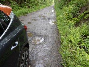 Früherer Bahnabschnitt erhält Asphaltdecke - Für den mit Schlaglöchern übersäten Güterweg in Elterlein soll eine dauerhafte Lösung her.