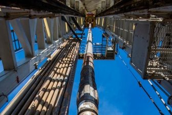 Früherer Chef der Rohstoffbehörde über Gas-Fracking: "Deutschland sollte eigene Ressourcen nutzen" - Blick in einen Bohrturm mit Bohrmeißel.