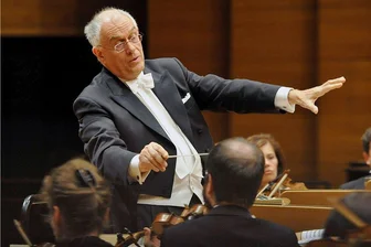 Früherer Chemnitzer Generalmusikdirektor Niksa Bareza gestorben - Niksa Bareza dirigierte die Robert Schumann Philharmonie noch einmal im März 2009 in der Chemnitzer Stadthalle.