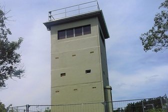 Früherer DDR-Grenzturm im Vogtland sieht nach Sanierung wieder aus wie neu - Die Betonhülle des Grenzturms wurde jetzt saniert.