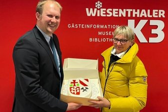 Früherer Konkurrent bietet Bürgermeister Unterstützung an - Süße Überraschung: Konditormeisterin Christiane Schmiedl-Gahler vom Café Schmiedl überreichte dem frisch gebackenen Bürgermeister Jens Benedict eine Torte mit dem Stadtwappen.