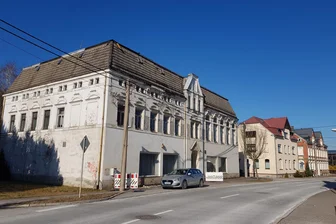Früherer Kult-Gasthof in Bergen in miserablem Zustand - Behörde alarmiert - Der ehemalige Gasthof „Patz“ steht unmittelbar an der Bundesstraße 169.