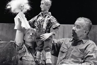 Früherer Puppenspieler verstorben - Siegfried Otto und Antje Musiol im Stück "Die kleine Fee Felicitas" (1996).