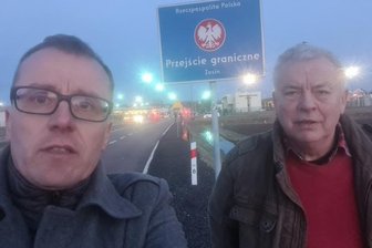 Früheres Bundestagsmitglied wirbt um Ukraine-Spenden - Der Vorsitzende des Vereins Partnerschaft zur Ukraine, Karl-Ernst Müller (rechts), mit Alexander Krauß am Grenzübergang Zosin. 