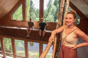 Früheres Ferienheim Luginsland soll zum Festivalort werden - Nadine Meier (re.) und Andreas Widmann (hinten links) von der neu gegründeten Kultur-Initiative Lugila wollen auf dem Gelände der ehemaligen Ferienanlage Luginsland ein Festival organisieren. Sepp Schwarzenbach (hinten rechts) hat das Grundstück gekauft und vermietet es. Das Bild zeigt das Trio im ehemaligen Badehaus.