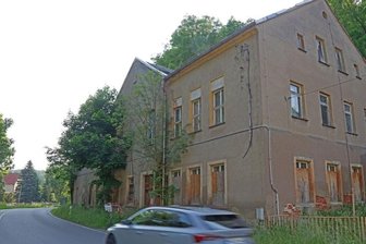 Früheres Ferienlager in Schönau wird abgerissen - Das zur Ruine verkommene ehemalige Ferienlager im Wildenfelser Ortsteil Schönau wird jetzt abgerissen. 