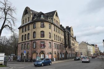 Früheres "Haus Einheit" soll erneut versteigert werden - Das Gebäude Zwickauer Straße 152 a/b, das vielen Chemnitzern noch als "Haus Einheit" bekannt ist, soll am 1. März in Dresden versteigert werden. Seine jetzigen Eigentümer hatten es Ende 2010 für 25.000 Euro ersteigert. Jetzt wollen sie mindestens 50.000 Euro dafür erhalten.