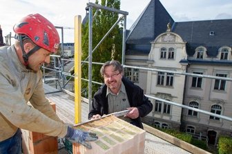 Früheres Landratsamt ist jetzt eine Großbaustelle - Bauunternehmer Christian Zschögner (rechts) und Jens Zschögner, Polier der Greizer Firma Taubert-Bau, haben gut lachen: Der Aufbau des letzten Geschosses der ehemaligen sowjetischen Kommandantur befindet sich auf der Zielgeraden. Nun kann das Flachdach aufgesetzt werden.