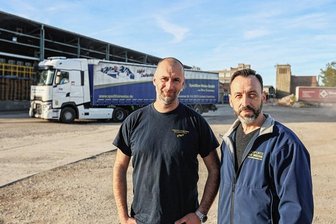 Früheres Wanderer-Areal in Chemnitz soll riesiger Trucker-Parkplatz werden - Spediteur Ingo Weise (links) und Ingo Neubert, Marketing- und Vertriebsleiter, auf dem Gelände der ehemaligen Wanderer-Werke an der Jagdschänkenstraße in Chemnitz, wo ein Tracker-Parkplatz entstehen soll.
