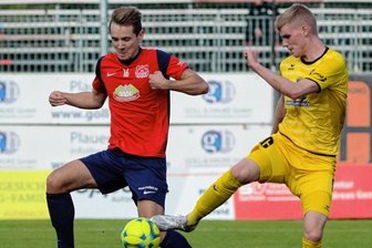 Frühes Gegentor entscheidet - Cedric Graf im Zweikampf mit dem Eilenburger Alexander Vogel. Im Duell der beiden Absteiger aus der Regionalliga waren die Gäste in den entscheidenden Szenen abgezockter.