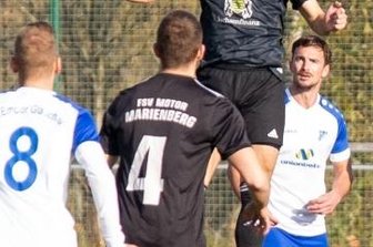 Frühes Gegentor lässt Räume noch enger werden - In diesem Kopfballduell steigt der Marienberger Kevin Werner am höchsten. 