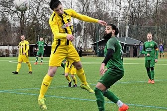 Frühes Tor spielt in die Karten - Hier gewinnt ein Schneeberger das Luftduell gegen Pausa-Mühltroffs Winterzugang Ahmed Zaim (rechts). Dennoch bringt Zaim eine enorme Körperlichkeit mit, die im Abstiegskampf weiterhelfen soll. 