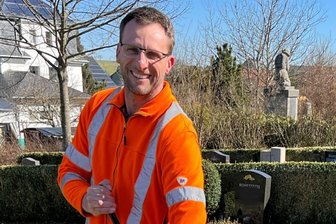 Frühjahrsputz auf dem Friedhof: Diese Tipps gibt ein Friedhofsexperte aus dem Erzgebirge - Daniel Ullmann hat auf den kommunalen Friedhöfen in den Ortsteilen Gornau und Witzschdorf jetzt viel zu tun.