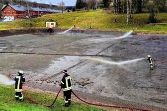 Frühjahrsputz der Feuerwehr am Badeteich - Traditioneller Frühjahrsputz der Tannenbergsthaler Feuerwehr am Keffel-Teich.