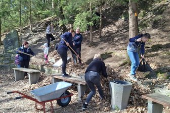 Frühjahrsputz im Oelsnitzer Röhrholz - Mitglieder des Oelsnitzer Heimatfördervereins beim Arbeitseinsatz im Röhrholz.