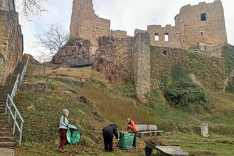 Frühjahrsputz in Frauenstein: Burgruine wird schick gemacht - Auf der Burgruine in Frauenstein wurde ein erster Frühjahrsputz veranstaltet.