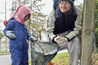 Frühjahrsputz in Freiberg - Frühjahrsputz in Freiberg: Christian Mädler hat 2022 mit Tochter Amelie im Albert-Park Müll eingesammelt.
