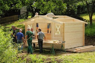 Frühjahrsputz: In Grünberg wird der Winter weggefegt - Im August 2016 wurde die kleine Holzhütte Mirko an den Teichen in Grünberg aufgestellt. 