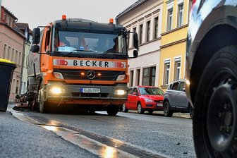 Frühjahrsputz in Hainichen: Ab Montag fährt wieder die Kehrmaschine - Am Montag beginnt die alljährliche Straßenreinigung in Hainichen. 