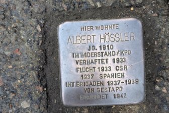 Frühjahrsputz in Herrenhaide: Warum ein Stolperstein gesäubert werden muss - Beim Frühjahrsputz in Herrenhaide ist auch der Stolperstein für Albert Hößler gesäubert worden.