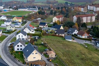Frühjahrsputz in Lunzenau: „Nicht nur vor der eigenen Haustür kehren“ - Blick über das Wohngebiet Erich-Weinert-Straße auf Lunzenau.