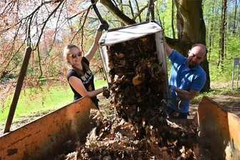 Frühjahrsputz in Lunzenau und Rochlitz: Weg mit dem Laub und dem Müll - In Lunzenau haben Einwohner wie hier Vanessa Nagel und Robert Lippmann die Wege im Park von Laub befreit.