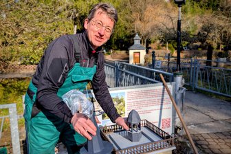 Frühjahrsputz in Oederan: Klein-Erzgebirge erwacht aus dem Winterschlaf - Vereinsvorsitzender Michael Keller hilft zum Frühjahrsputz beim Aufbau der Modelle.