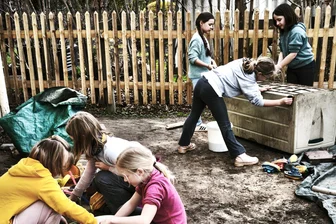 Frühjahrsputz mit Elan: Hortkinder in Flöha räumen Winter weg - Beim Frühjahrsputz im Nachwuchsförderverein Flöha packten die Mädchen und Jungen kräftig mit an