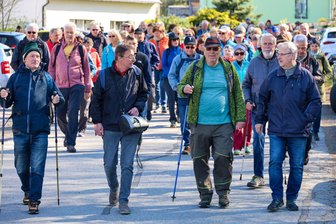 Frühjahrswanderung der „Freien Presse“: Wenn sogar der Wanderleiter ins Schwärmen gerät - Wanderleiter Jürgen Hammermüller (grüne Jacke) an der Spitze des Teilnehmerfelds.