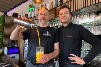 Frühling bringt Neustarts und alte Größe: Vier gute Nachrichten aus Mittelsachsen - Henning Lang (l.) und Vorgänger Franz-Joseph Wolf in der „CampusLounge“.