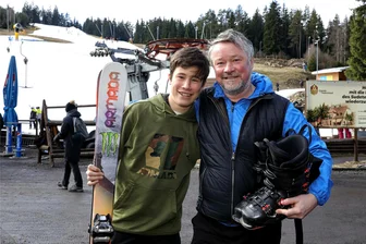 Frühling im Erzgebirge: Ist das die letzte Chance zum Skifahren? - Peter Rebentisch (r.) und Patrick Kleeberg kommen sehr gern zum „Skipot“ im tschechischen Potůčky, Johanngeorgenstadts Nachbarort. Für die Chemnitzer wird es nicht der letzte Skitag gewesen sein.