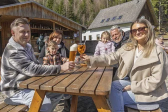 Frühling im Erzgebirge: Sonne lockt Menschen nach draußen - Ein Prosit auf den Frühling: Max, Nikolas, Romy, Elina, Roy und Alyona Jentscheck (v. l.) zog es am Sonntag ins Freie. Genauer gesagt, an ihren Lieblingsort an den Schanzen in Geyer. Dort sind sie bei schönem Wetter häufig anzutreffen.