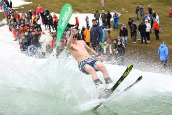 Frühling im Erzgebirge: Wenn der Fichtelberg zum „Mount Mallorca“ wird - Mangels Schnee muss der spektakuläre „Waterslide“-Wettbewerb am Fichtelberg diesmal ausfallen. Die Organisatoren haben sich aber andere spaßige Wettkämpfe einfallen lassen.