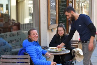 Frühling im Winter: Freiberger zieht es ins Freie - Die Freibergerinnen Tina Engler (l.) und Sandra Wolff haben ihren regelmäßigen Plausch im Café Momo in Freiberg (im Bild Bedienung Kanouh Asaad) kurzerhand ins Freie gelegt.