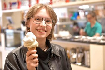 Frühling to go in Freiberg: Veganes Essen für unterwegs - Café Venezia an der Erbischen Straße in Freiberg. „Freie Presse“-Reporterin Isabel Mixa testet veganes Eis, mit im Bild: Bruna Gotardo.