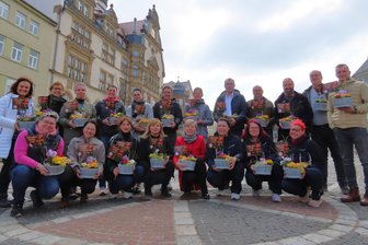 Frühlings-Aktion in Werdau sorgt für gute Laune bei Händlern - Viele Händler und Gewerbetreibende holten sich ihren Blumengruß auf dem Markt persönlich ab.