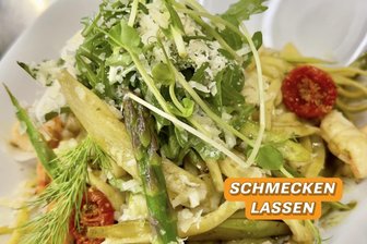 Frühlings-Rezept: Bärlauch-Tagliatelle mit Spargel und Rhabarber sind eine leckere Alternative zum Lammbraten - Bärlauch-Tagliatelle mit gebratenen Garnelen, grünem Spargel und Rhabarber.