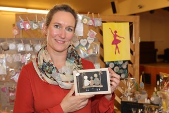 Frühlings- und Kreativmarkt feiert in Bad Schlema Premiere - Charlotte Rumberg präsentiert Geschenkideen, etwa Bilder aus Naturmaterial. r