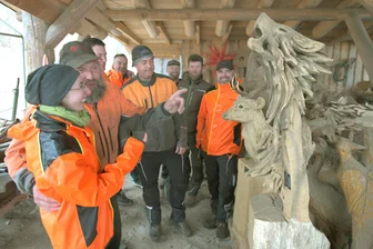 Frühlingsauftakt mit der Kettensäge: In Blockhausen wird am Osterwochenende ganz entspannt geschnitzt - Kleine Fachsimpelei vorm Start: Neun Kettensägenkünstler treffen sich am Osterwochenende in Blockhausen.