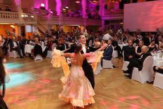 Frühlingsball der Medizin in Zwickau: So feierten gut 300 Gäste in der „Neuen Welt“ - Knapp 300 Gäste – und damit mehr als im vergangenen Jahr – kamen zum Frühlingsball in die „Neue Welt“. Für Showtanz-Einlagen sorgte der Tanzsportverein TSC Silberschwan.