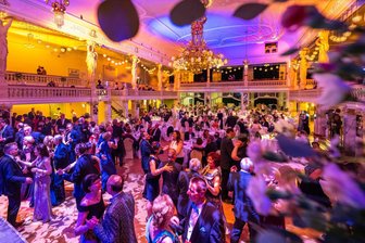 Frühlingsball in Zwickau: Neues Konzept für Traditionsveranstaltung - Beim Ärzteball 2024 war die Tanzfläche in der „Neuen Welt“ in Zwickau gut gefüllt.